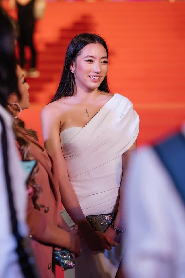 Là con gái một ca sĩ nổi tiếng, Isabella không cảm thấy áp lực, ngược lại hạnh phúc vì được mẹ yêu thương, ủng hộ mọi quyết định.