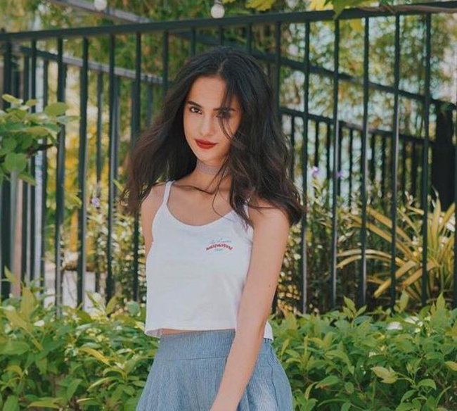 Emma là sinh viên ĐH Quốc tế, ĐH Quốc gia TP.HCM. Cô sử dụng thành thạo 4 ngoại ngữ Anh, Pháp, Tây Ban Nha, Việt Nam.