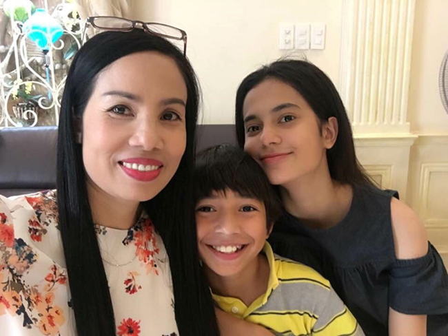 Diễn viên Lê Hóa từng được khán giả biết đến khi góp mặt trong nhiều bộ phim nổi tiếng như Bỗng dưng muốn khóc, Vừa đi vừa khóc... Con gái của Lê Hóa là Emma - mang trong mình 2 dòng máu Việt Nam, Tây Ban Nha.