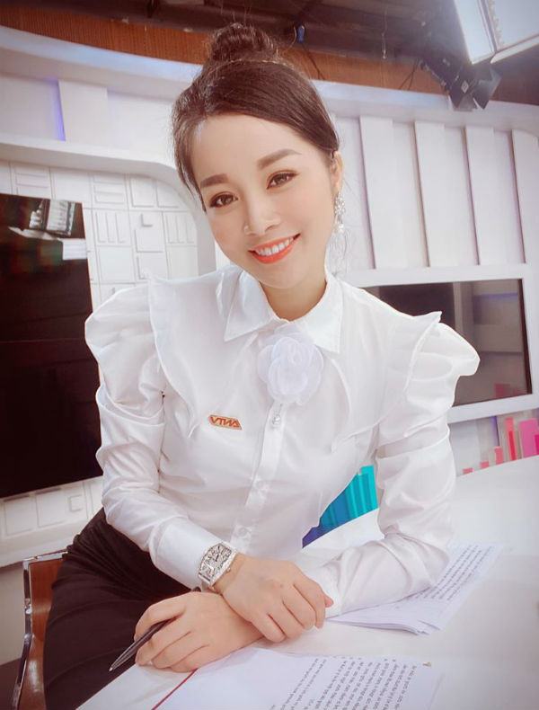 Kín đáo khi lên sóng, ngoài đời BTV Minh Hương có gu thời trang cực kỳ gợi cảm và sành điệu - 2