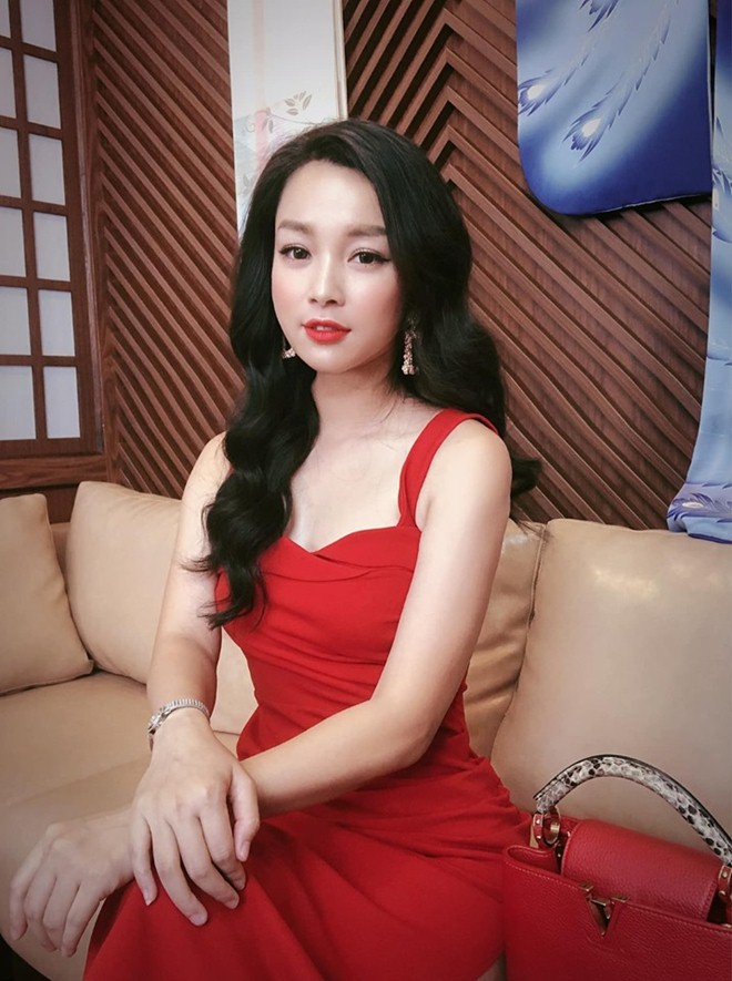 Kín đáo khi lên sóng, ngoài đời BTV Minh Hương có gu thời trang cực kỳ gợi cảm và sành điệu - 6