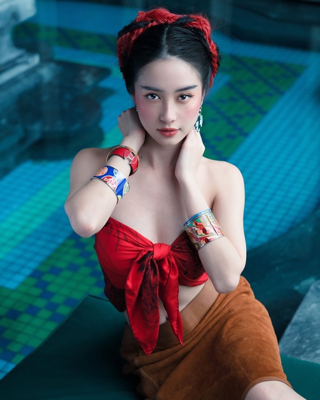 Mới đây, tờ báo nổi tiếng Thái Lan - Sanook bất ngờ đăng tải bài viết về nữ diễn viên Jun Vũ của Việt Nam. Tờ báo dành cho người đẹp 9X nhiều mỹ từ khen ngợi nhan sắc xinh đẹp. Không những thế, Sanook còn gọi Jun Vũ là minh tinh đẹp và quyến rũ nhất Việt Nam.