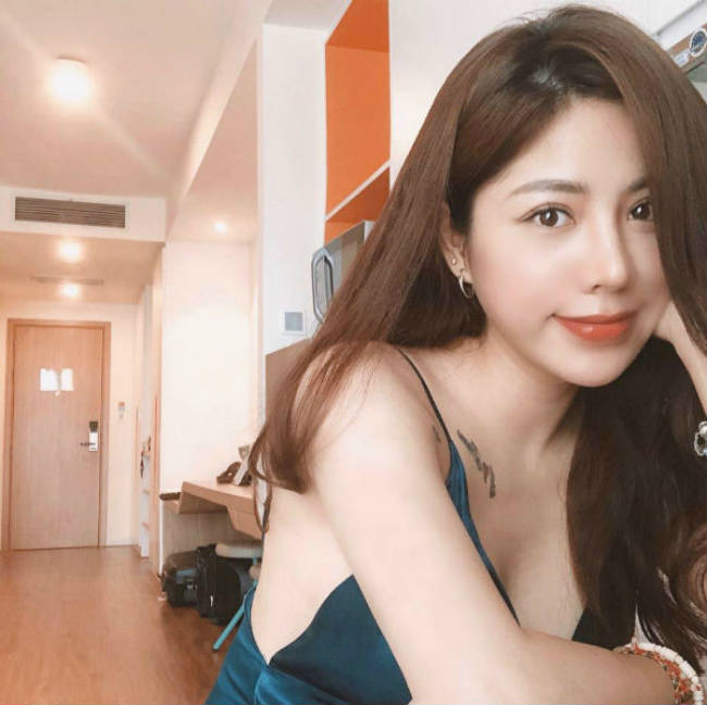 Giúp cô khoe được bờ vai thanh mảnh và vòng 1 đầy đặn.