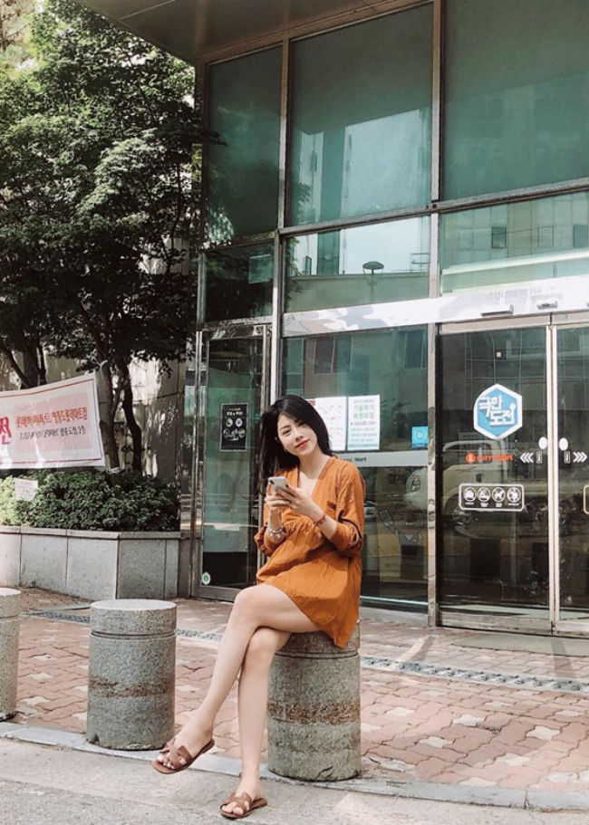 Nhìn gương mặt lẫn phong cách thời trang của Hồng Hạnh ngoài đời, ít ai nghĩ cô đã bước qua tuổi 30 và đã là mẹ 2 con.