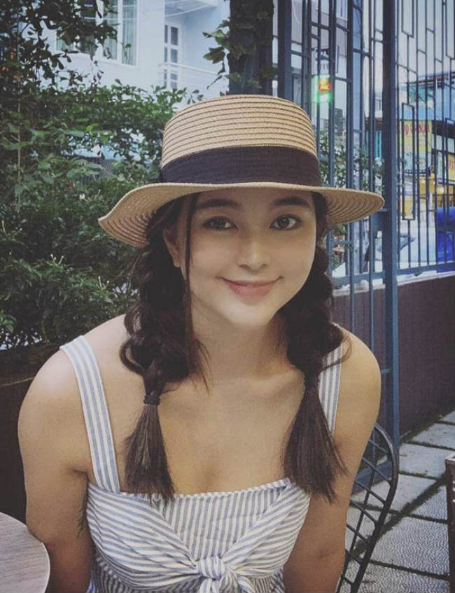 Diệu Thúy khoe vẻ đẹp thanh xuân trong một thiết kế 2 dây trẻ trung, tối giản.