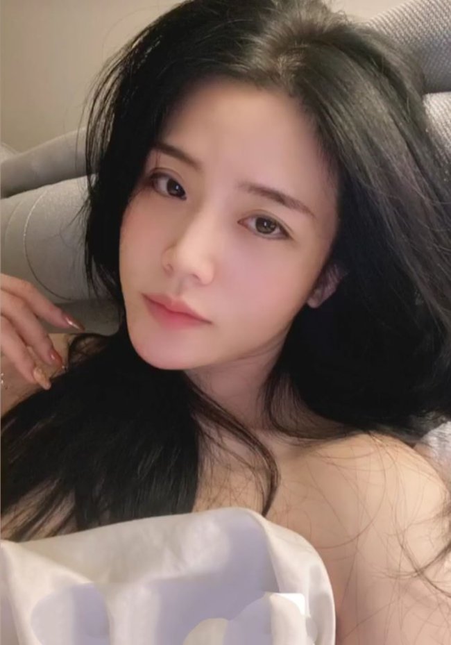 Em gái Ông Cao Thắng - Ông Thoại Liên được biết đến với cuộc sống sung túc, sang chảnh khiến nhiều người ngưỡng mộ. Thoại Liên cũng sở hữu khối đồ hiệu siêu khủng, đi du lịch, check-in nhiều nơi trên thế giới.