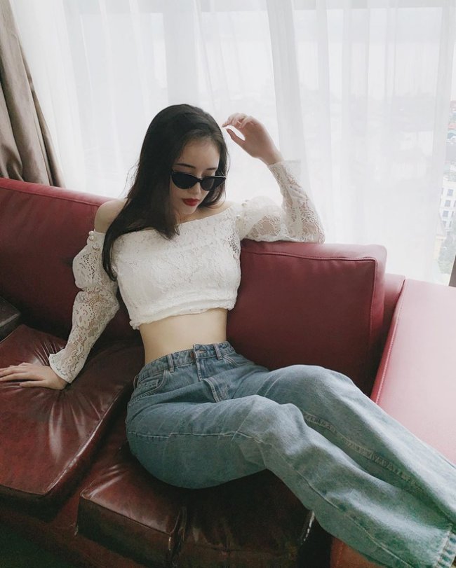 Sở hữu chiều cao nổi trội 1,78 m, em gái Hoa hậu Mai Phương Thuý chuộng diện trang phục trẻ trung khoe chân dài, eo thon.