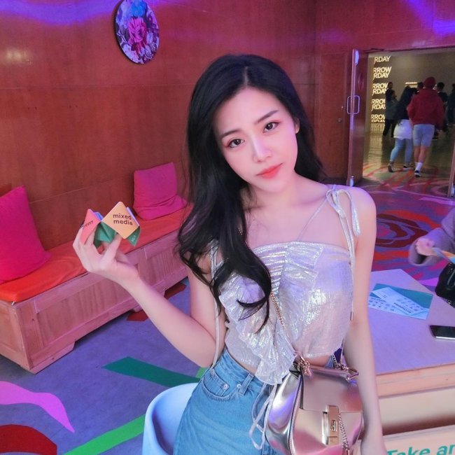 Ông Thoại Liên là du học sinh và sau đó định cư tại Australia. Là tiểu thư nhà đại gia ngành nhựa, em gái Ông Cao Thắng lại có cuộc sống khá kín kẽ, lánh xa thị phi. Dù vậy, cô nàng vẫn nhận được nhiều sự chú ý vì sở hữu nhan sắc xinh đẹp như hot girl.