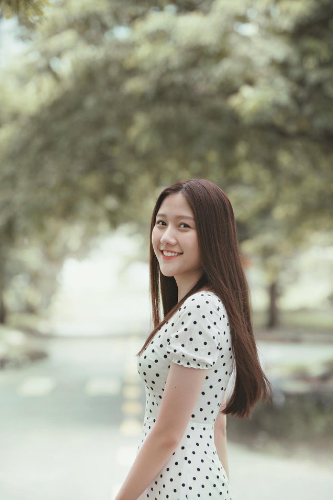 Huỳnh Ân có tên đầy đủ là Huỳnh Uyển Ân, em gái út của Trấn Thành. Thời gian gần đây, cô nàng cũng xuất hiện trong một số dự án nghệ thuật và đặc biệt gây chú ý với vai diễn trong webdrama "Bố già" của Trấn Thành.