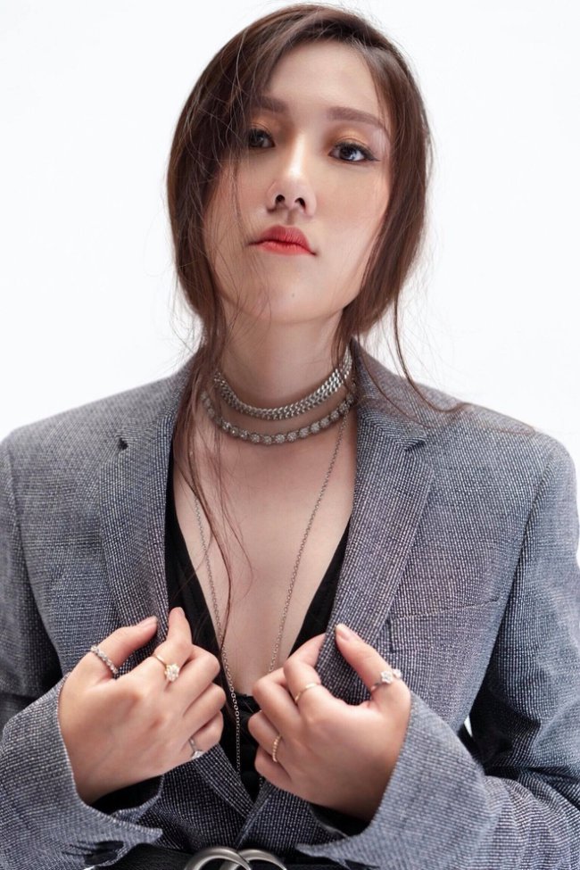 Trong một số bộ ảnh, Huỳnh Ân cũng thực hiện với concept sexy, gợi cảm. Điều này khiến người hâm mộ cho rằng cô nàng đang dần thay đổi và sẽ theo đuổi hình ảnh quyến rũ.