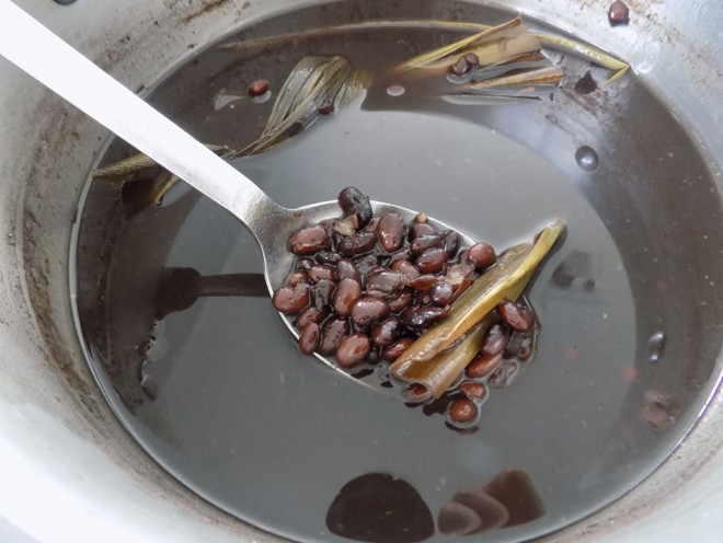 Cách làm chè đậu đen bột nếp đơn giản mà ngon miễn chê - 6