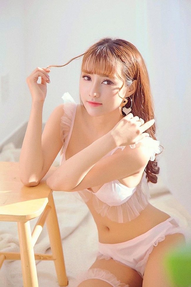 Nữ DJ Nha Trang sinh năm 1996 thường xuyên xuất hiện trong các bộ hình chụp thời trang nội y, áo tắm. 