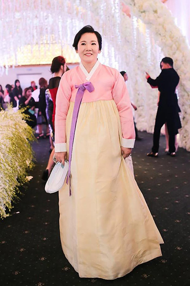 Nhan sắc và gu thời trang của mẹ Hari Won vì thế cũng được nhận xét ngày càng trẻ trung, sành điệu.