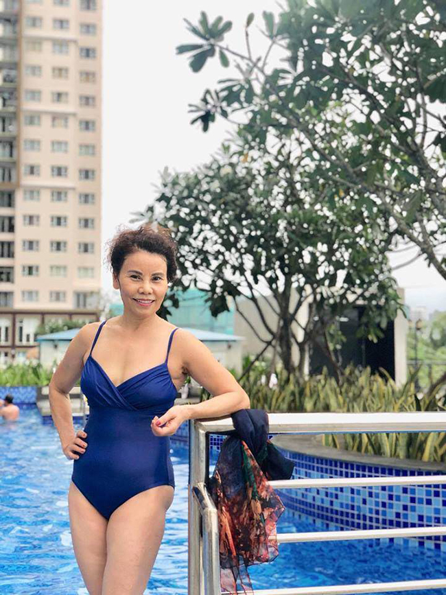 Ở tuổi 63, bà Ngọc Hương vẫn vô cùng trẻ trung, sành điệu và đặc biệt sở hữu thân hình rất dẻo dai, săn chắc.