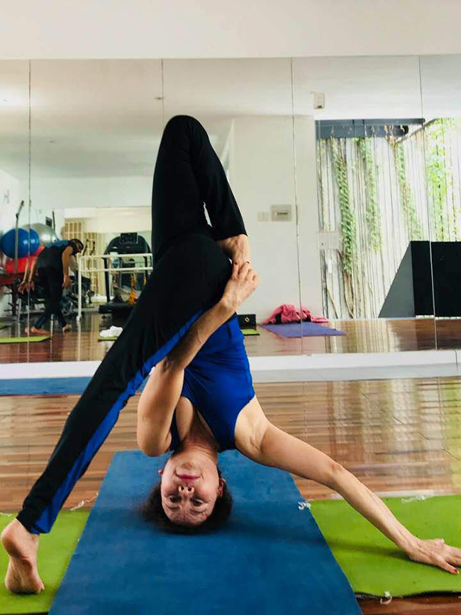 Để có được vóc dáng này, mẹ Hà Hồ chăm chỉ tập yoga. Có lần chia sẻ ảnh, bà được con rể tương lai là Kim Lý thốt lên "mẹ là số 1", bày tỏ sự ngưỡng mộ.