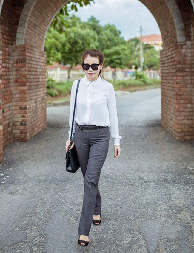 Nhìn ảnh mẹ Hà Hồ diện sơ mi trắng, không ít người nhầm tưởng là chị gái của nữ ca sỹ vì quá giống phong cách.