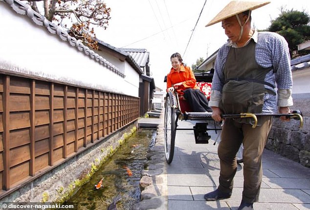 Thành phố Nhật Bản thu hút du khách bằng cá Koi bơi dưới cống nước thải - 2