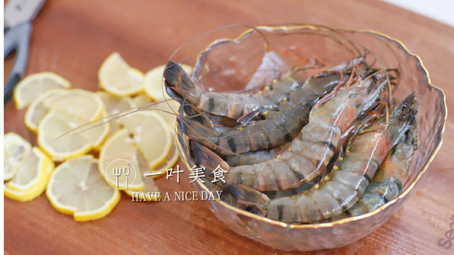 Quên gừng hay rượu đi, hấp tôm cho thứ này vào, đảm bảo không tanh, ngọt thơm vô đối - 1