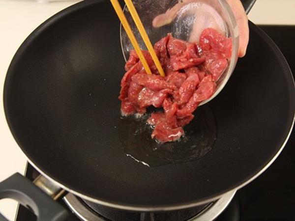 Đun sôi dầu để xào thịt bò: Đây chính là sai lầm lớn nhất khiến thịt dai nhách, kém ngon - 4