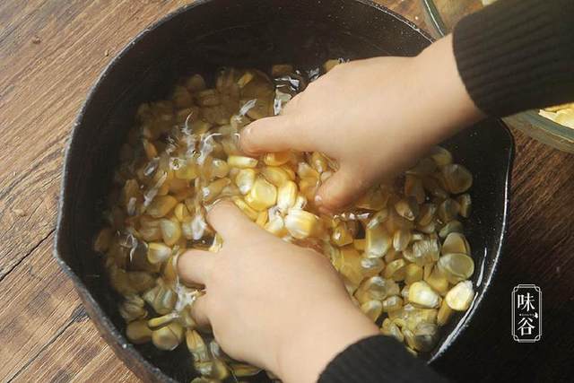 Ngô non nấu sữa hay chè xưa rồi, thử ngay kiểu bánh này cực kỳ đơn giản lại hấp dẫn - 2