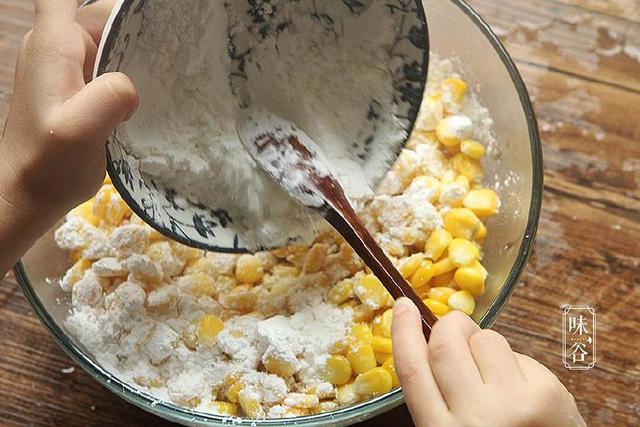 Ngô non nấu sữa hay chè xưa rồi, thử ngay kiểu bánh này cực kỳ đơn giản lại hấp dẫn - 3