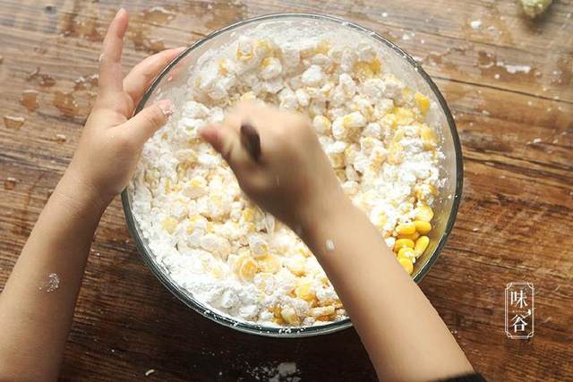 Ngô non nấu sữa hay chè xưa rồi, thử ngay kiểu bánh này cực kỳ đơn giản lại hấp dẫn - 4