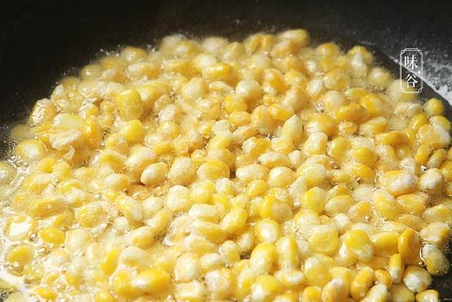 Ngô non nấu sữa hay chè xưa rồi, thử ngay kiểu bánh này cực kỳ đơn giản lại hấp dẫn - 5