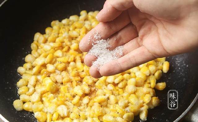 Ngô non nấu sữa hay chè xưa rồi, thử ngay kiểu bánh này cực kỳ đơn giản lại hấp dẫn - 6