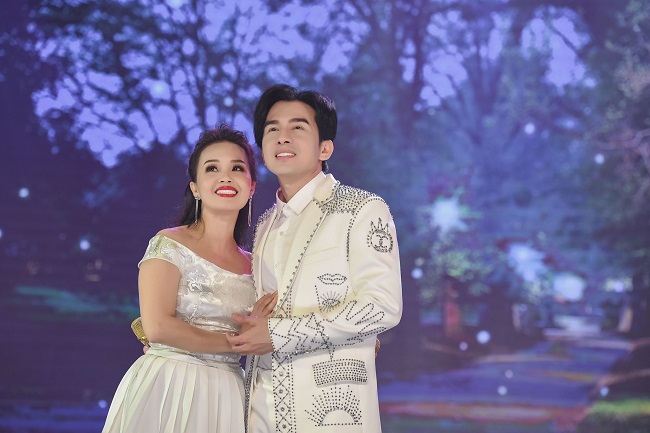 Cẩm Ly là chị lớn trong bộ ba ca sĩ, thường được yêu mến gọi là chị Tư. Thời kỳ đầu, Cẩm Ly theo đuổi dòng nhạc Pop và gắn liền với các ca khúc nhạc Hoa lời Việt, đặc biệt là những bản song ca cùng Đan Trường.