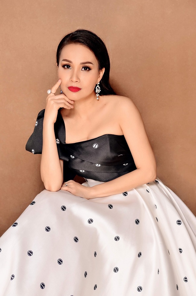 Cẩm Ly là nữ ca sĩ đi lên bằng thực lực, không scandal ồn ào, không đánh bóng tên tuổi. Tuy nhiên, chị Tư đi đến đâu cũng được săn đón và có mức cát xê thuộc hàng “khủng”.