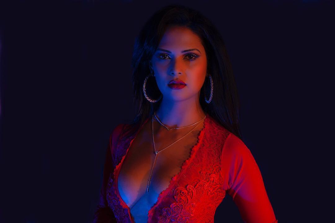 Chụp ảnh nóng bỏng, nữ hoàng sắc đẹp Hồi giáo bị dân mạng