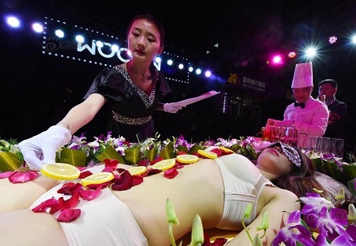 Mẫu nude bàn tiệc sushi: Kiếm tiền núi nhưng bị dè bỉu, sống tủi hổ - 2