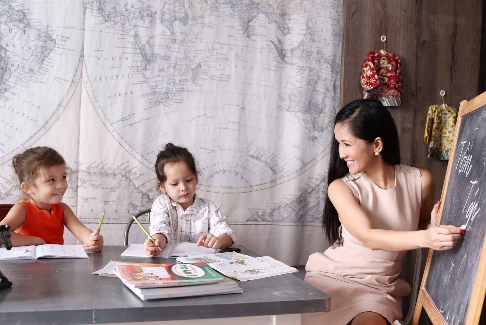 Cuộc sống của mẹ con ca sĩ Hồng Nhung sau khi chồng cũ tái hôn - 14