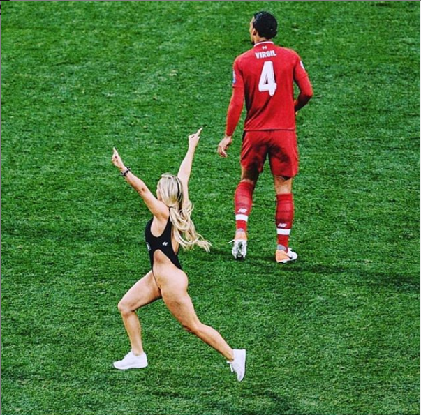 Phát sốt vì body phồn thực của cô người mẫu lao xuống sân cỏ, làm loạn chung kết C1 - 1