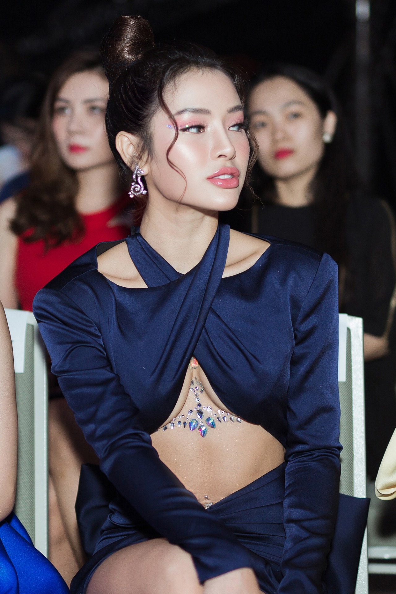 Mặc váy hở chân ngực táo bạo, Phương Trinh Jolie nói: