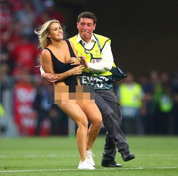 Mẫu nữ làm loạn chung kết C1 bị 