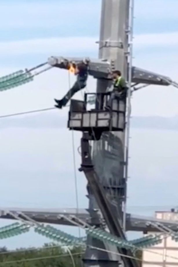 Video: Thợ điện “hít xà đơn” trên cột điện cao thế ở độ cao 40 mét - 1