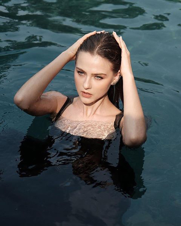 Mẫu Tây chụp yếm trần bên sen gây xôn xao: Thu nhập 