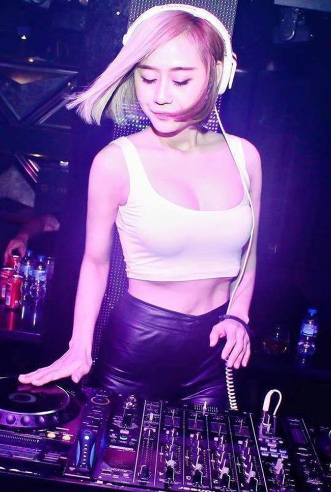 Thời gian đầu hoạt động nghệ thuật, Tiên Moon gây ấn tượng với nhan sắc xinh đẹp, gợi cảm. Nữ DJ 8X được nhận xét là phiên bản Việt của DJ Soda Hàn Quốc nhờ mái tóc ngắn nhuộm màu sáng.