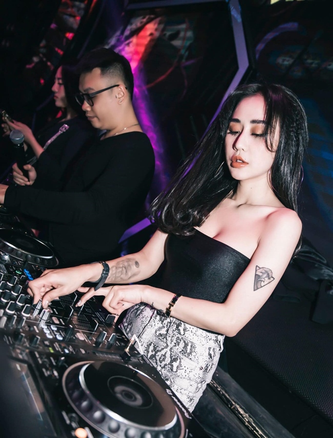 DJ Tiên Moon và Vũ Duy Khánh kết hôn năm 2015. Cặp đôi có một cậu con trai chung rất kháu khỉnh.