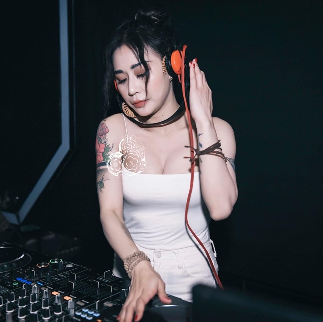 Thậm chí, dù đã ly hôn song anh vẫn cho tên vợ cũ vào danh sách người thừa kế trong bảo hiểm. Nói về lý do có mối quan hệ kỳ lạ với vợ cũ, anh khẳng định: