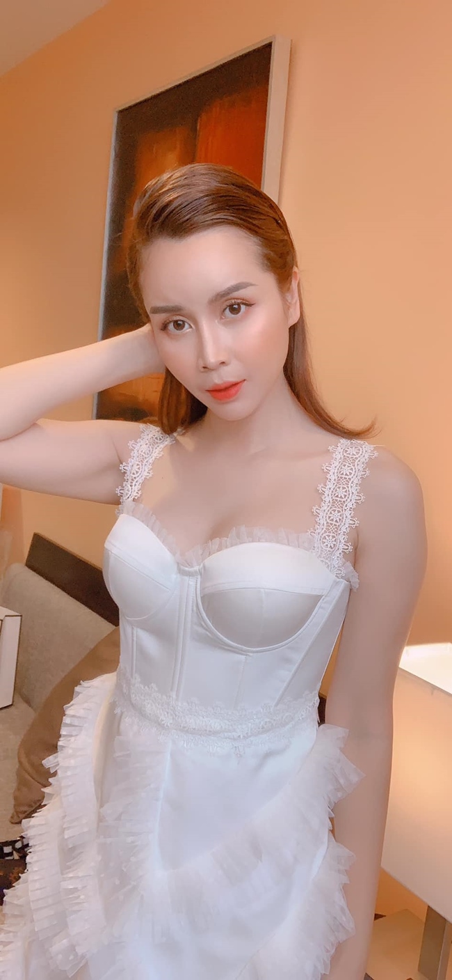 Giọng ca 8X tiết lộ, cô từng làm liều trốn Hồ Hoài Anh sang Hàn Quốc phẫu thuật thẩm mỹ, kết quả khiến chồng tức giận cả tuần và mẹ ruột suy sụp, khóc liên tục 3 ngày.