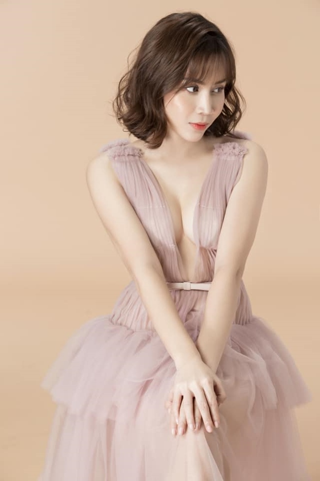 Lưu Hương Giang được công chúng biết tới qua cuộc thi Sao Mai Điểm Hẹn năm 2004. Theo thời gian, bà mẹ hai con được nhận xét ngày càng đẹp, gợi cảm hơn sau khi phẫu thuật thẩm mỹ.