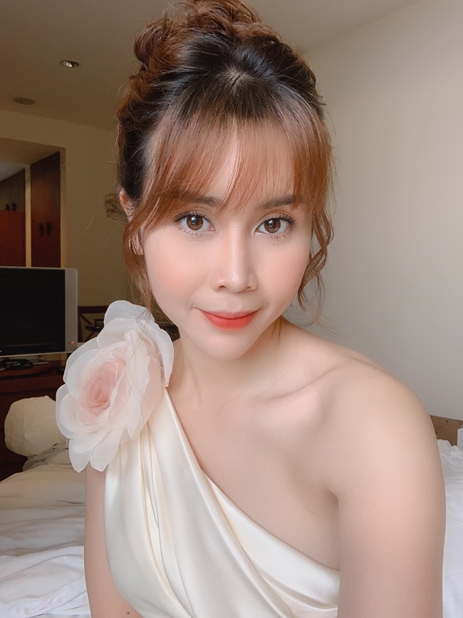 Hiện tại, nhan sắc huấn luyện viên Giọng hát Việt nhí đã lột xác hoàn toàn. Nữ ca sĩ chia sẻ cô chưa bao giờ hối hận về quyết định “trùng tu” nhan sắc của mình. Bởi vì khi đẹp lên, thì bản thân cô tự tin, làm mọi điều dễ dàng hơn, cơ hội và thành công cũng dễ đến với mình.