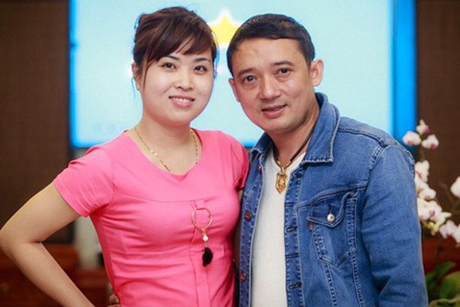 Tháng 6.2017, danh hài Chiến Thắng từng âm thầm làm thủ tục ly hôn với vợ thứ ba - Thu Ngọc sau nửa năm kết hôn. Lý do khiến Chiến Thắng và bà xã rạn nứt xuất phát từ việc danh hài thiếu quan tâm người đầu ấp má kề. Dần dần, cả hai không còn tiếng nói chung và xa cách trong cuộc sống hôn nhân. Không chịu được cuộc sống tẻ nhạt, vợ Chiến Thắng đã chủ động nộp đơn ra tòa.