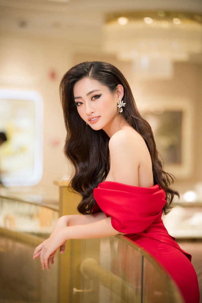 Ngoài nhan sắc xinh đẹp và thành tích học tập, người đẹp Cao Bằng còn nhiều lần khiến công chúng chú ý khi lộ cuộc sống gia đình chuẩn mực. Mẹ Lương Thuỳ Linh là giám đốc Kho bạc Nhà nước tỉnh Cao Bằng, bố cô cũng là sĩ quan quân đội đã về hưu.