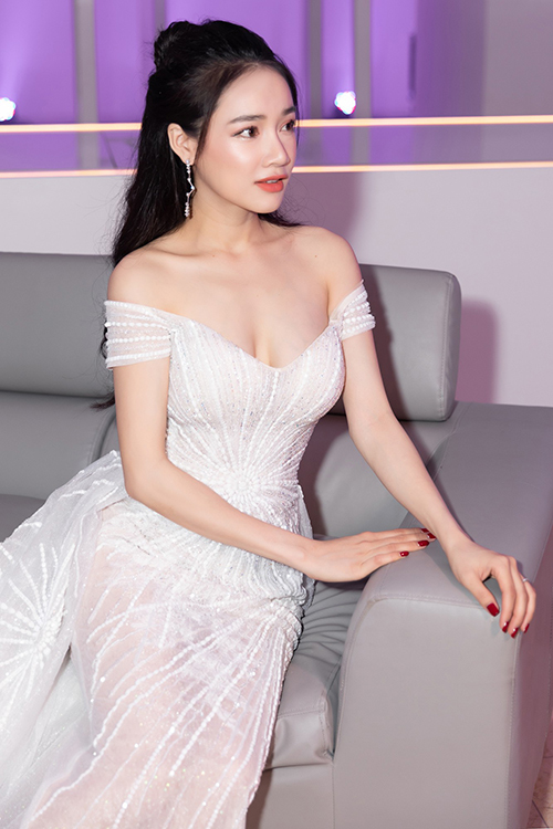 Nhã Phương lại lộ vòng 1 bên đầy bên vơi khác thường vì váy cúp - 3