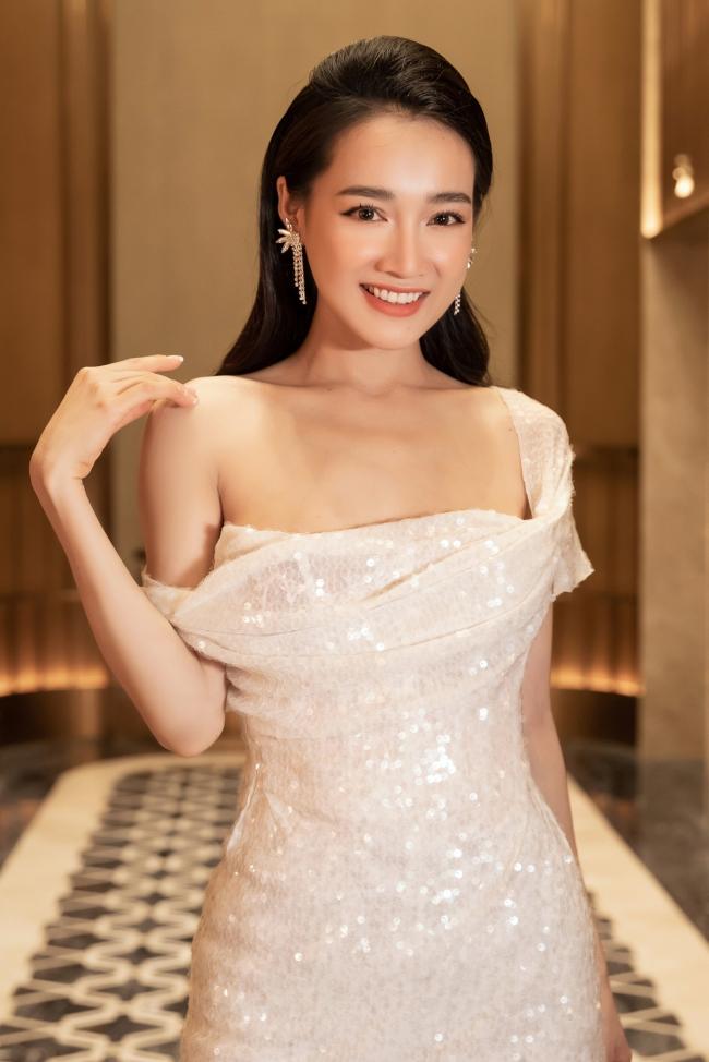 Nhã Phương lại lộ vòng 1 bên đầy bên vơi khác thường vì váy cúp - 7