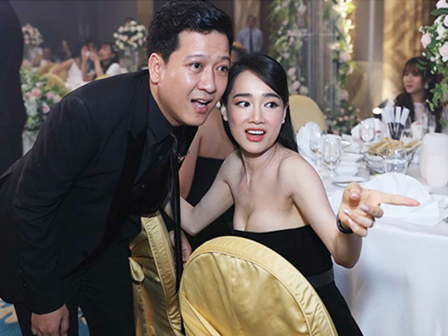 Nhã Phương lại lộ vòng 1 bên đầy bên vơi khác thường vì váy cúp - 6