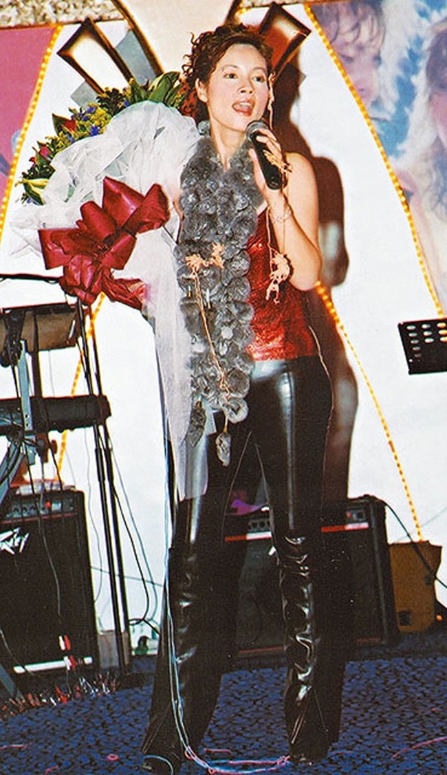 Sau khi dòng phim 18+ thoái trào, Hoàng Nhậm Trung qua đời khiến Trịnh Diễm Lệ mất đi chỗ dựa. Từ người đẹp quen sống xa hoa, cô phải tìm mọi cách mưu sinh. Từ việc đi hát tại các tụ điểm vui chơi hay làm quét dọn tại các tòa nhà, Trịnh Diễm Lệ đều không ngại ngần.